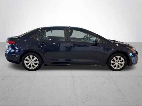 Used 2022 Toyota Corolla LE image 4