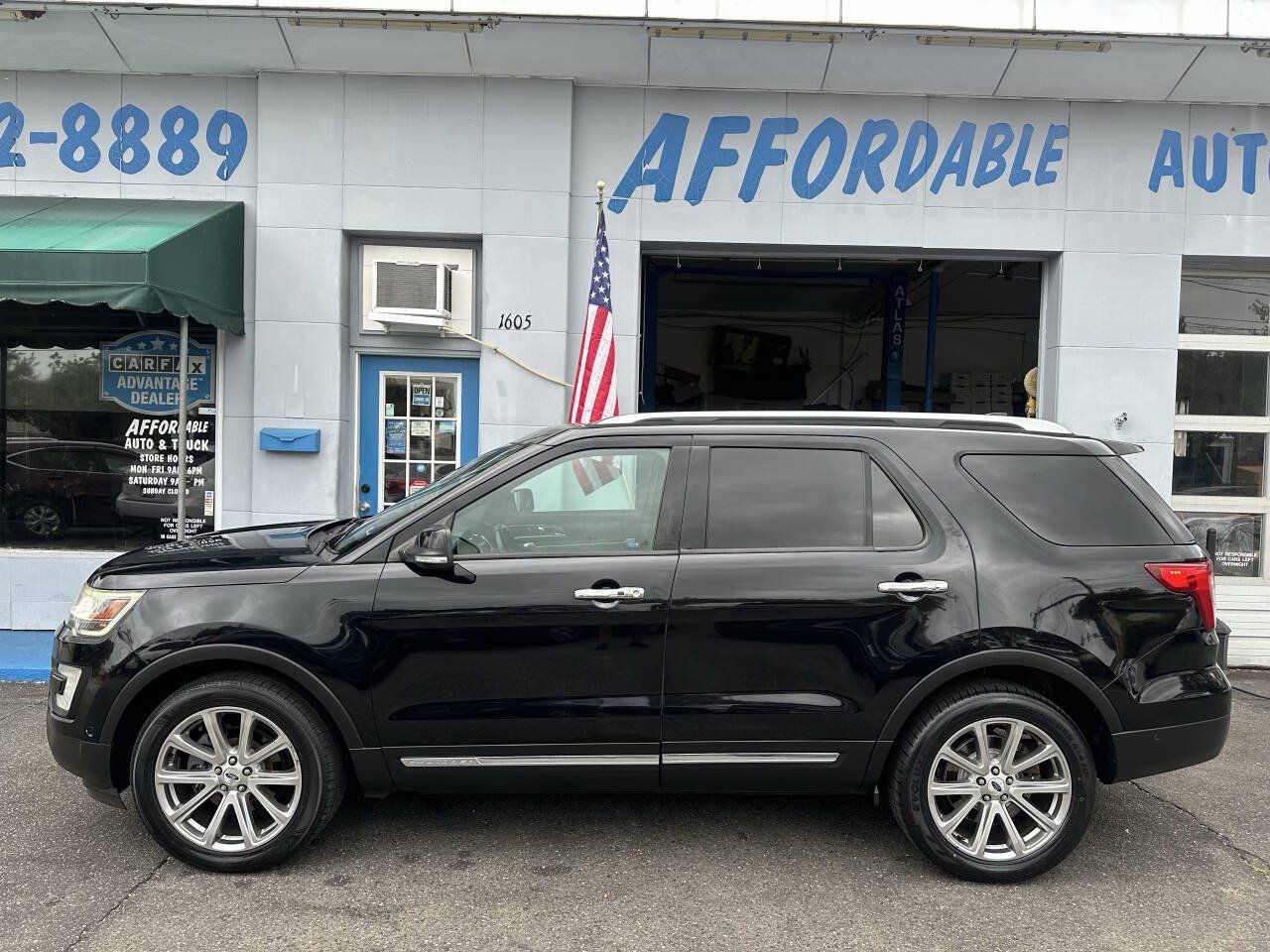 Used 2017 Ford Explorer Limited w/ Equipment Group 301A AWD/4WD image 7
