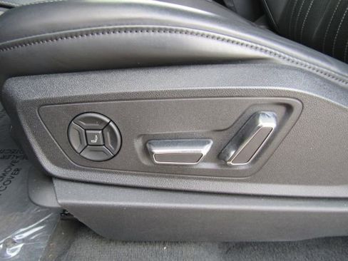 Used 2019 Audi e-tron Prestige w/ Prestige Package image 17