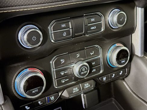 Used 2023 GMC Yukon SLT w/ SLT Premium Package RWD image 16