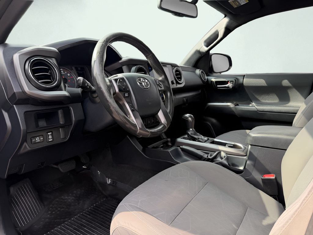 Used 2016 Toyota Tacoma TRD Off-Road AWD/4WD image 29