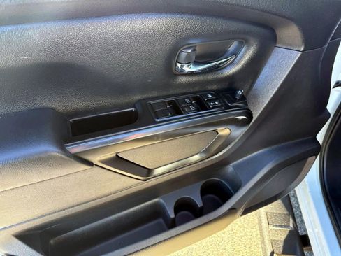 Used 2023 Nissan Titan SV w/ SV Convenience Package image 9
