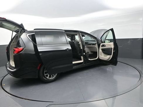 Used 2023 Chrysler Pacifica Touring-L FWD image 34
