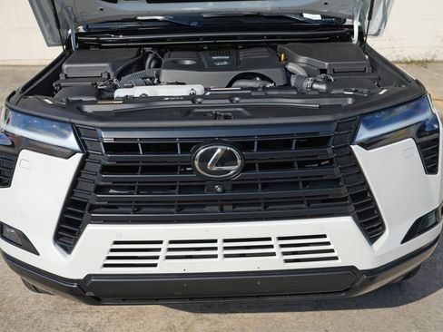 Used 2024 Lexus GX 550 w/ Cold Area Package AWD/4WD image 8