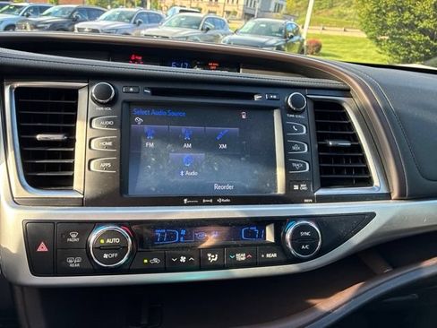 Used 2018 Toyota Highlander XLE AWD/4WD image 17