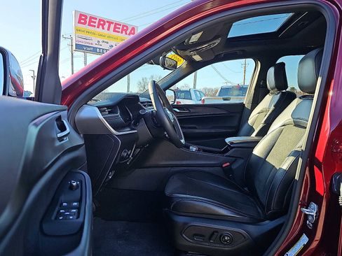 Used 2023 Jeep Grand Cherokee L Laredo image 16