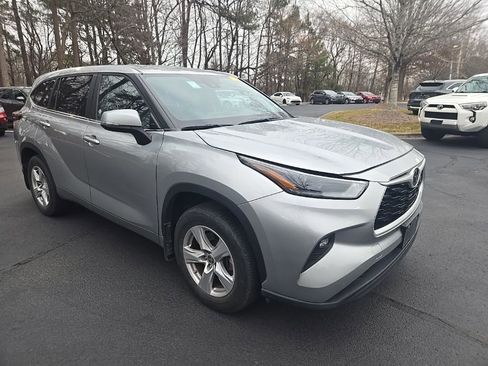 Used 2024 Toyota Highlander LE image 23