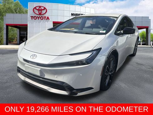 Used 2025 Toyota Prius XLE FWD image 3