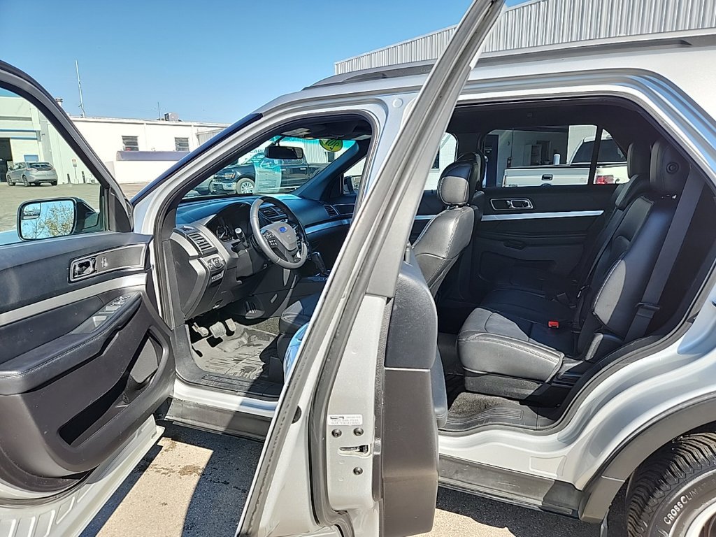 Used 2016 Ford Explorer XLT w/ Equipment Group 202A AWD/4WD image 10