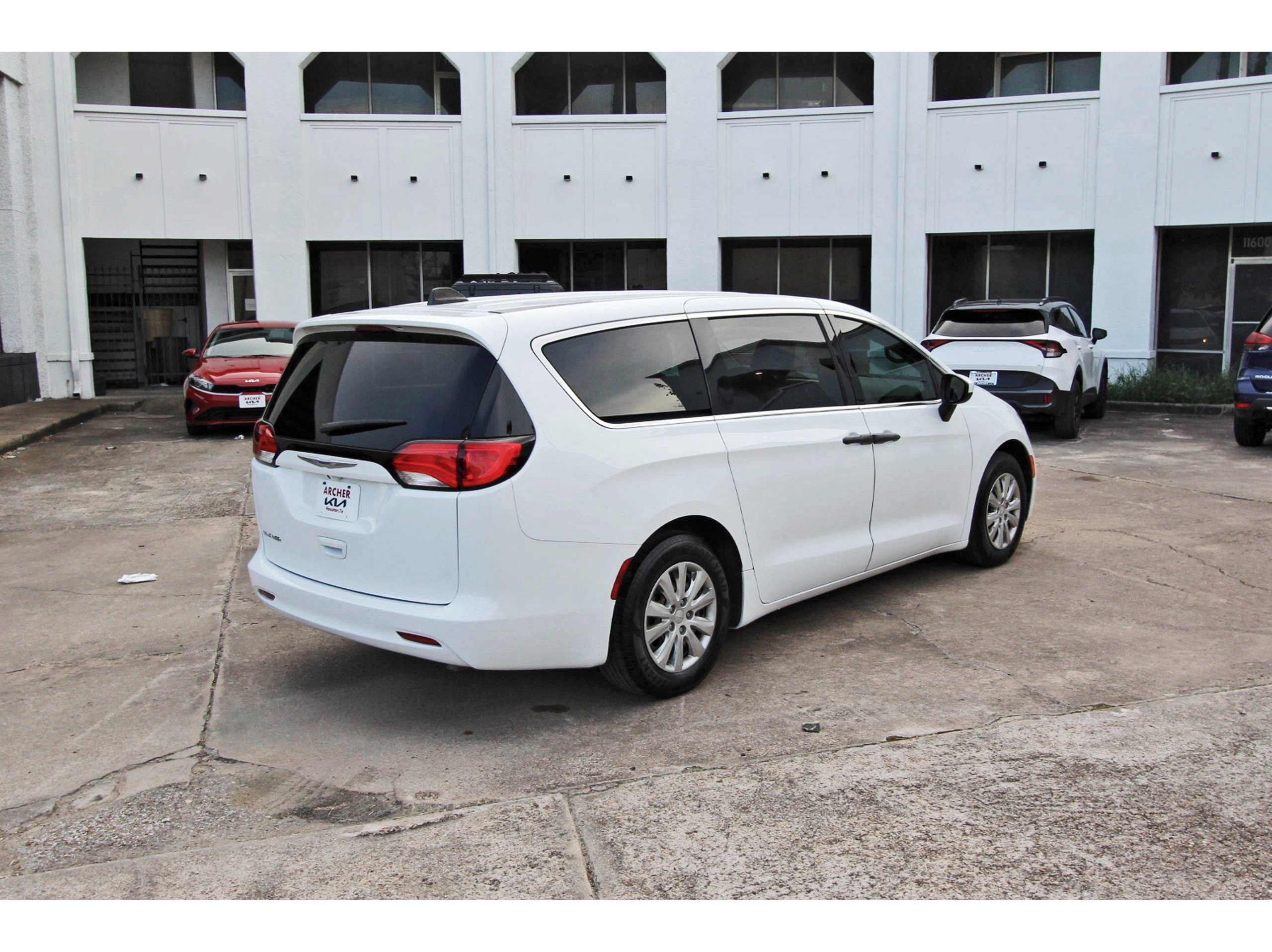 Used 2020 Chrysler Voyager L FWD image 7