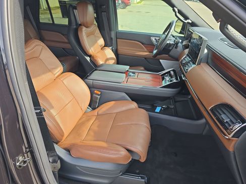 Used 2024 Lincoln Navigator Reserve image 10