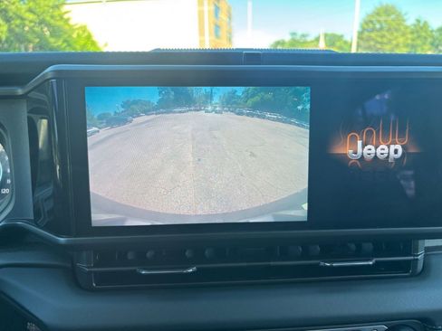 Used 2025 Jeep Wrangler Unlimited Sahara AWD/4WD image 23