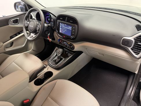 Used 2025 Kia Soul LX w/ LX Technology Package FWD image 20