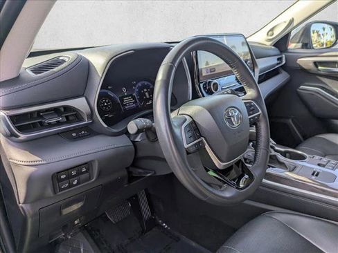 Used 2024 Toyota Highlander Limited image 10