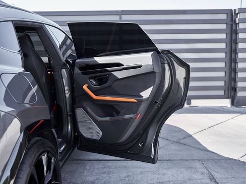 Used 2025 Lamborghini Urus SE image 29