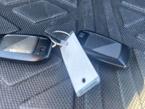 Used 2022 Toyota Venza XLE image 12