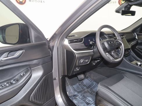 Used 2025 Jeep Grand Cherokee Laredo X w/ Luxury Tech Group I image 51