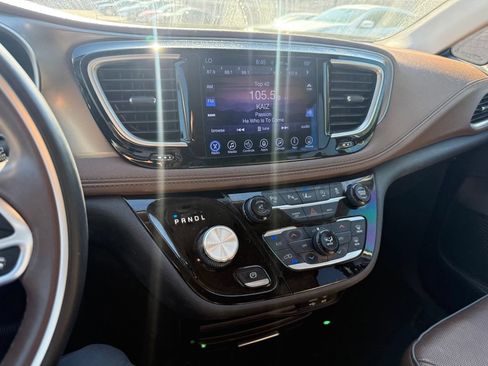 Used 2017 Chrysler Pacifica Limited w/ Advanced Safetytec Group FWD image 21