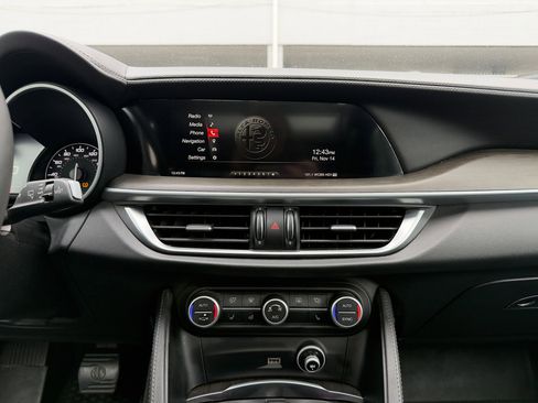 Used 2018 Alfa Romeo Stelvio Ti image 37