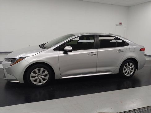 Used 2022 Toyota Corolla LE FWD image 2