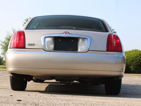 Used 2002 Lincoln Town Car Executive RWD image 27