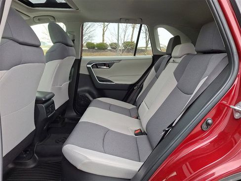 Used 2022 Toyota RAV4 XLE w/ Convenience Package image 12