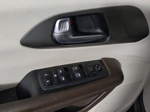 Used 2021 Chrysler Voyager Lxi FWD image 27