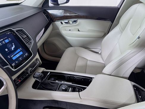 Used 2019 Volvo XC90 T5 Momentum w/ Multimedia Package AWD/4WD image 23