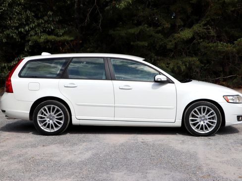 Used 2011 Volvo V50 T5 image 2