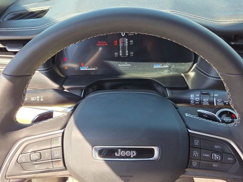 Used 2025 Jeep Grand Cherokee Limited w/ Luxury Tech Group II RWD image 23