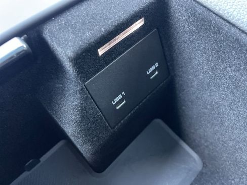 Certified 2023 Porsche Cayenne Platinum Edition image 33