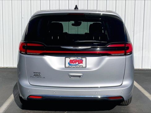 Used 2023 Chrysler Pacifica Touring-L image 4