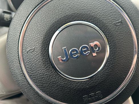 Used 2011 Jeep Grand Cherokee Laredo w/ Security & Convenience Group image 21