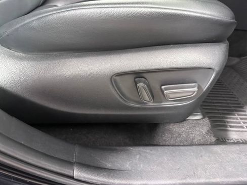 Used 2023 Toyota Highlander XLE AWD/4WD image 11