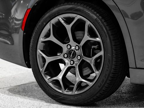 Used 2018 Chrysler 300 S w/ 300S Premium Group RWD image 70