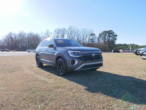 Used 2024 Volkswagen Atlas Peak Edition SE image 10