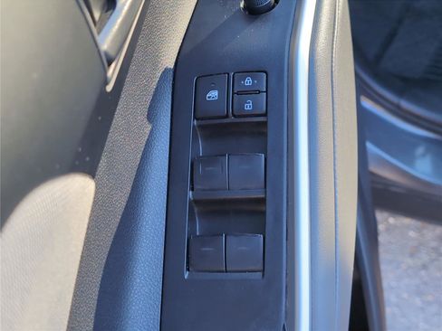 Used 2023 Toyota Highlander L image 12