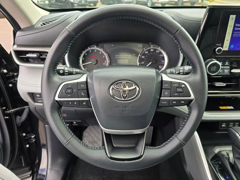 Used 2024 Toyota Highlander XLE AWD/4WD image 18