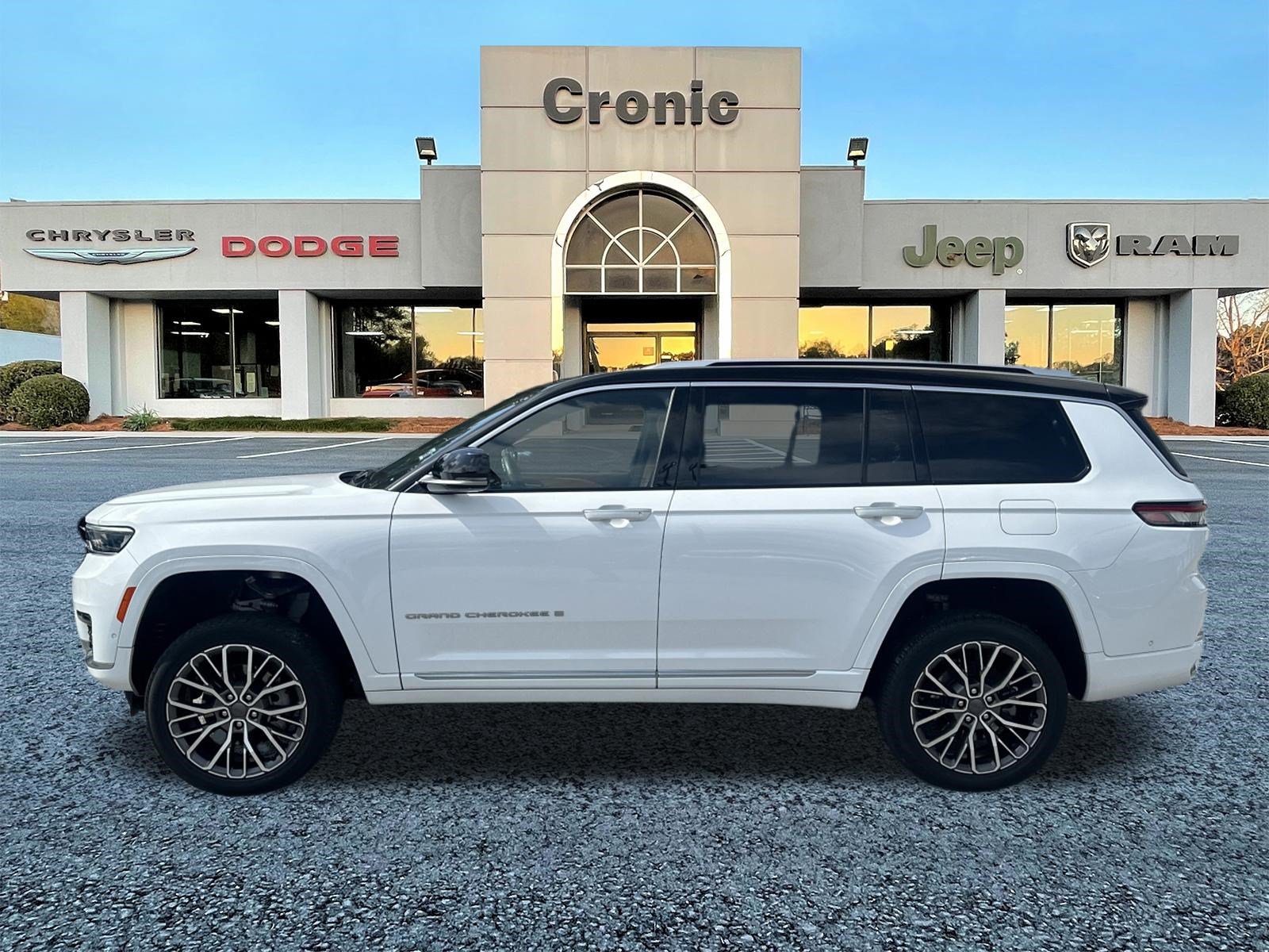 Used 2023 Jeep Grand Cherokee L Summit AWD/4WD image 6