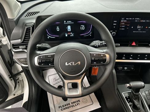 Used 2023 Kia Sportage LX image 4