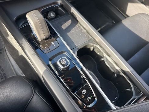 Used 2022 Volvo XC60 B5 Momentum image 29