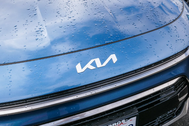 Used 2023 Kia Niro EX Touring FWD image 2