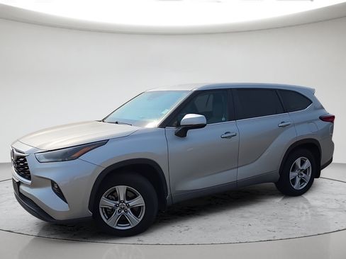 Used 2023 Toyota Highlander LE AWD/4WD image 12