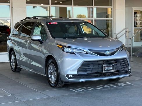 Used 2025 Toyota Sienna XLE w/ XLE Plus Package image 6
