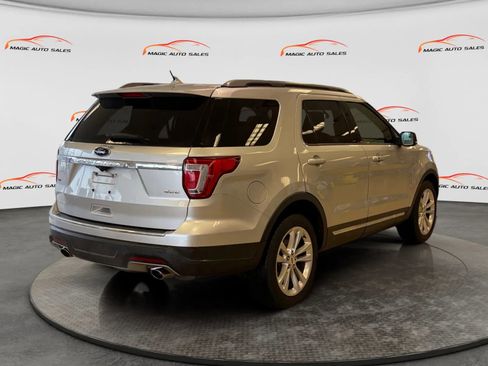 Used 2018 Ford Explorer XLT w/ Equipment Group 202A image 6