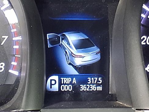 Used 2018 Toyota Avalon XLE image 18