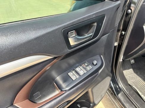Used 2019 Toyota Highlander XLE AWD/4WD image 19