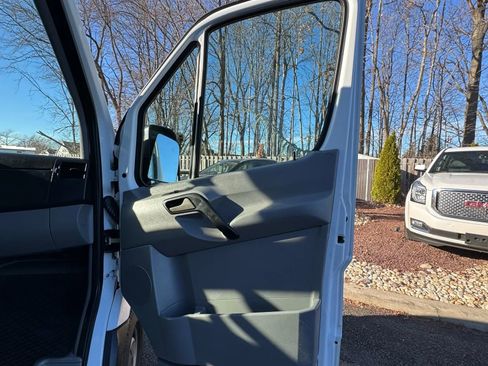 Used 2014 Mercedes-Benz Sprinter 2500 image 17