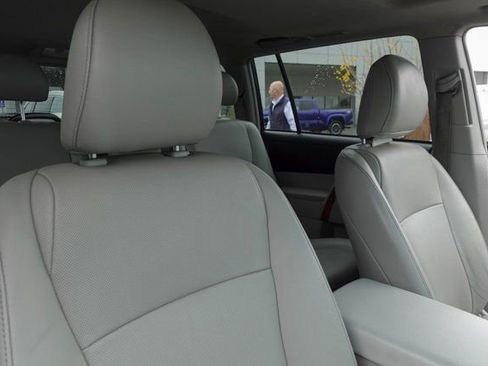 Used 2012 Toyota Highlander Limited w/ Tow Pkg image 15