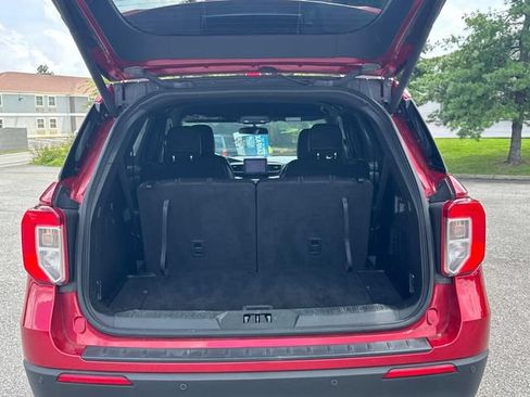 Used 2020 Ford Explorer XLT w/ Equipment Group 202A AWD/4WD image 14